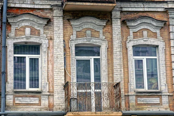 Vieux Balcon Ouvert Fer Sur Mur Briques Avec Fenêtres Une — Photo