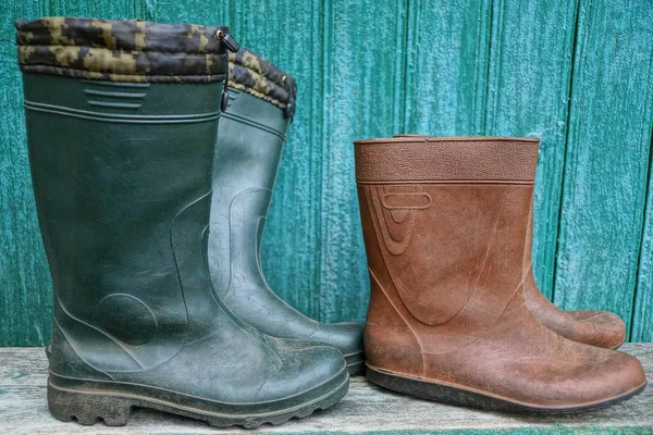 Dois Pares Botas Borracha Suja Uma Parede Verde Fora — Fotografia de Stock