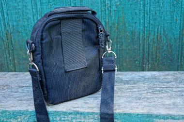 gri bir tablo üzerinde siyah bez torba