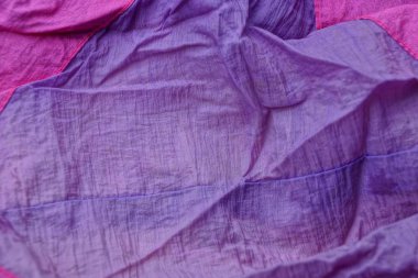 Buruşuk bez bir parça kırmızı Bordo doku