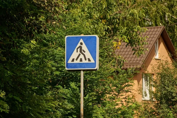 Road Sign Voetgangersoversteekplaats Een Achtergrond Van Groen — Stockfoto