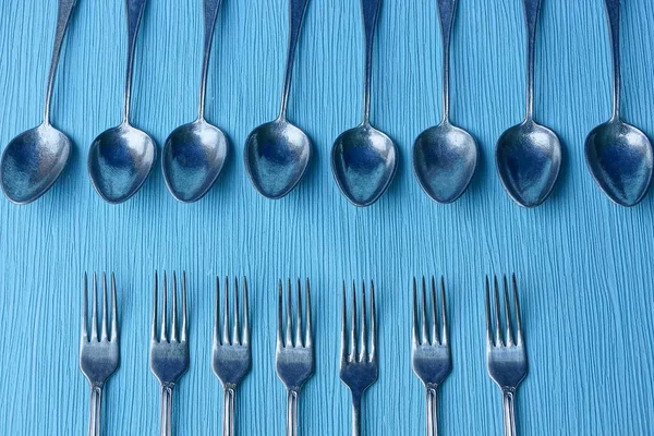 Eiserne Graue Löffel Und Gabeln Auf Einem Blauen Tisch — Stockfoto