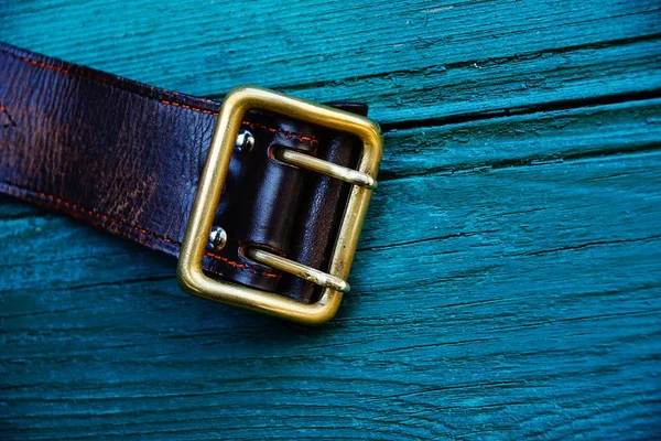 Cinturão Couro Marrom Com Uma Fivela Cobre Placas Verdes — Fotografia de Stock