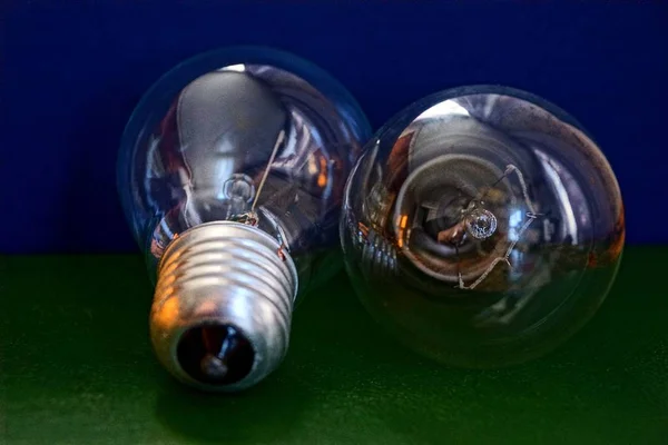 Dos Viejos Bulbos Vidrio Sobre Una Mesa Verde Azul — Foto de Stock
