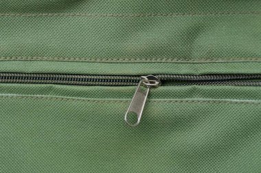 yeşil bez çanta üzerinde siyah uzun zip