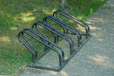 siyah demir Bisiklet yeşil çim kaldırıma park