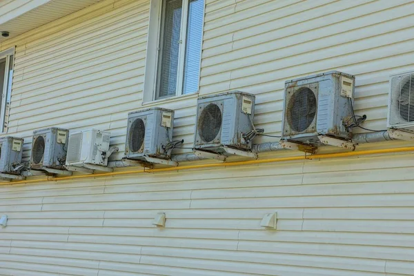 Een Rij Van Grijze Airconditioners Een Bruin Muur Van Een — Stockfoto
