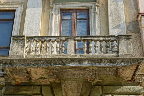 Retro Szary Otwarty Balkon Beton Brudny Stary Ściana Oknem — Zdjęcie stockowe