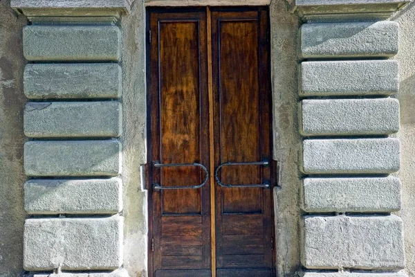 Große Alte Braune Holztür Einer Grauen Betonwand — Stockfoto