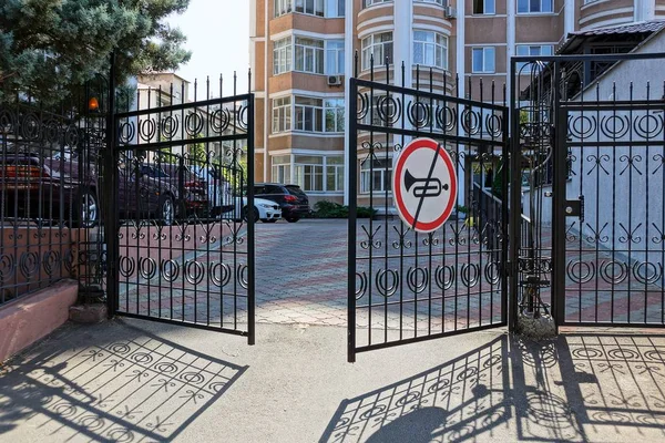 Puertas Negras Abiertas Varillas Hierro Sobre Asfalto Ciudad —  Fotos de Stock