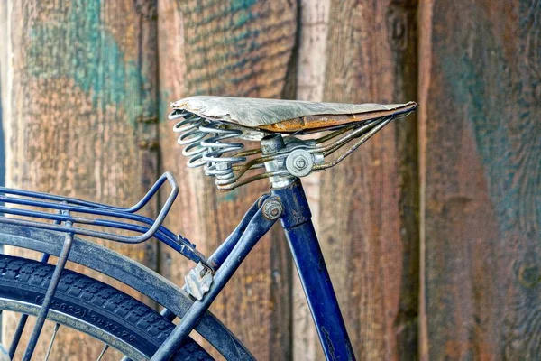 旧座椅与弹簧在复古自行车 — 图库照片