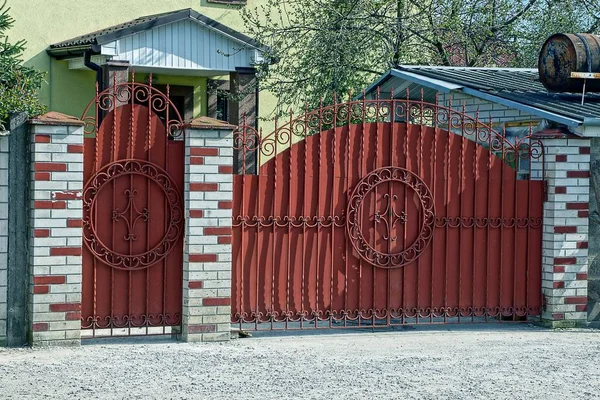 Красные Закрытые Ворота Железная Дверь Кирпичной Стене — стоковое фото