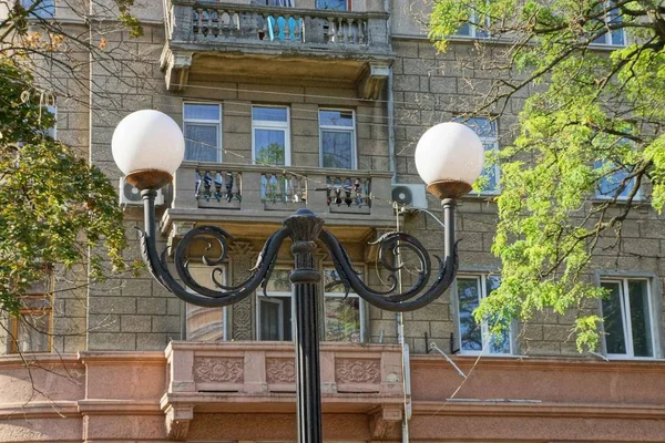 Schwarze Eisensäule Mit Zwei Runden Laternen Einer Stadtstraße — Stockfoto