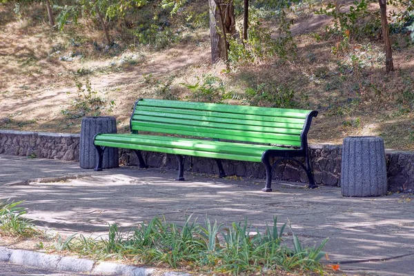 Grüne Holzbank Mit Mülltonnen Stehen Auf Dem Asphalt Park — Stockfoto