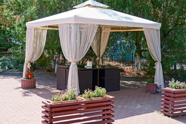 perdeli ve mobilya kaldırımda Park açık çardak