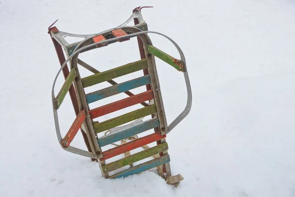 Vecchie Slitte Colorate Nel Cumulo Neve Bianca Sulla Strada — Foto Stock