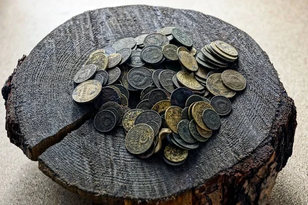 在干树桩上的旧苏维埃硬币堆 — 图库照片