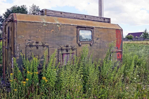 Eiserner Grüner Container Mit Fenstern Auf Der Wiese Gras — Stockfoto