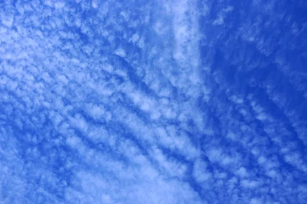 蓝天上的许多白云 — 图库照片