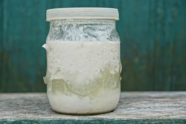 Gesloten Glazen Pot Met Witte Kefir Grijze Tafel Groene Achtergrond — Stockfoto