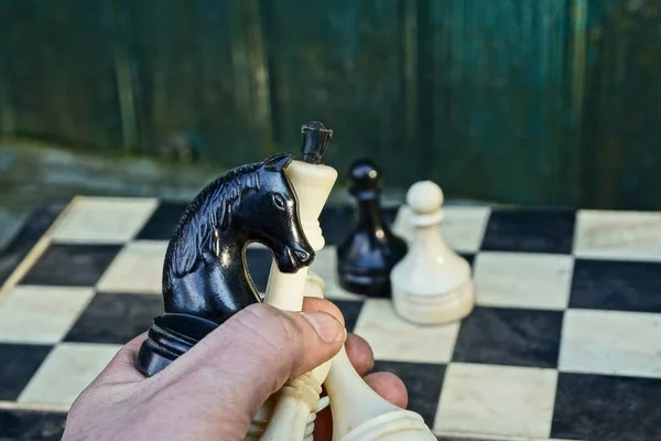 Рука Шахматными Фигурами Над Шахматной Доской Зеленой Стены — стоковое фото
