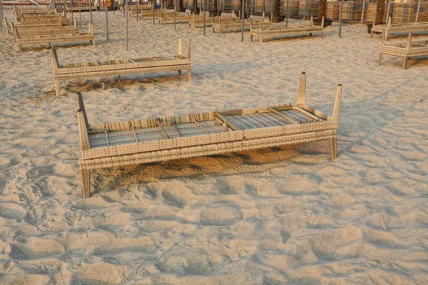 Στέκονται Καφέ Ξύλινες Ξαπλώστρες Πάνω Στην Άμμο Της Παραλίας Στη — Φωτογραφία Αρχείου