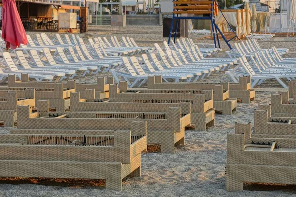 Ряд Коричневих Білих Сонячних Ліжок Піску Морського Пляжу — стокове фото