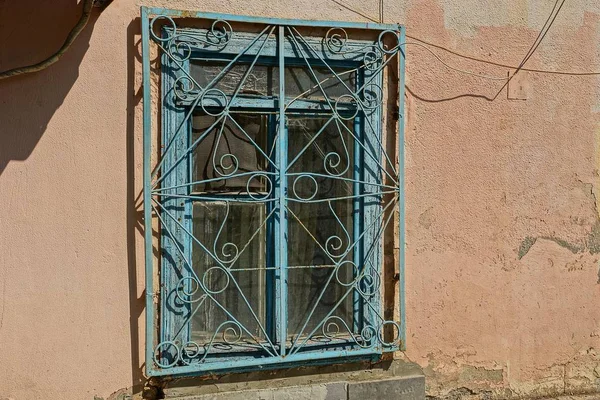 Старое Окно Голубой Решеткой Коричневой Стене — стоковое фото