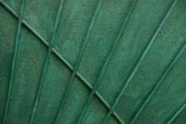 Uzun çubuklar ile eski bir yeşil demir duvar dokusu