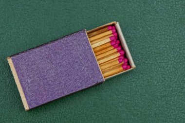 Mavi kutu yeşil bir yüzey üzerinde eşleşme