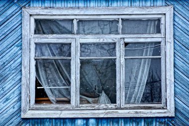 bir mavi ahşap duvar eski penceresi