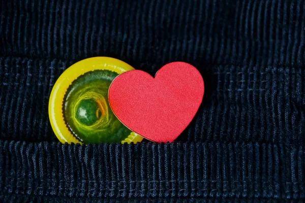Kondom Und Rotes Herz Schwarzer Hosentasche — Stockfoto
