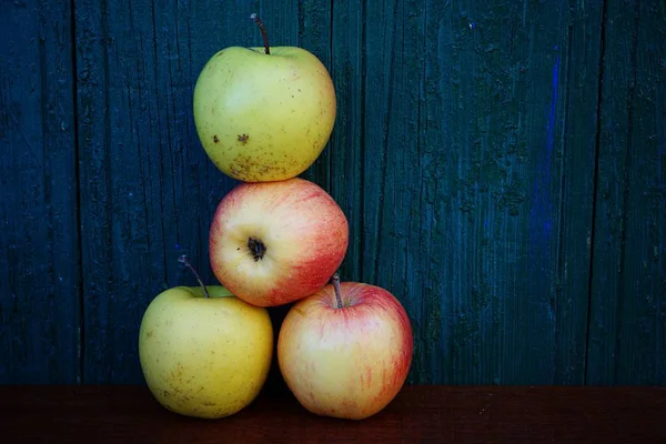 Ein Bündel Reifer Äpfel Der Grünen Wand — Stockfoto