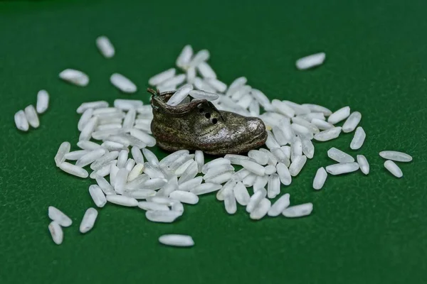 Een Stapel Van Witte Rijst Met Een Klein Souvenir Boot — Stockfoto