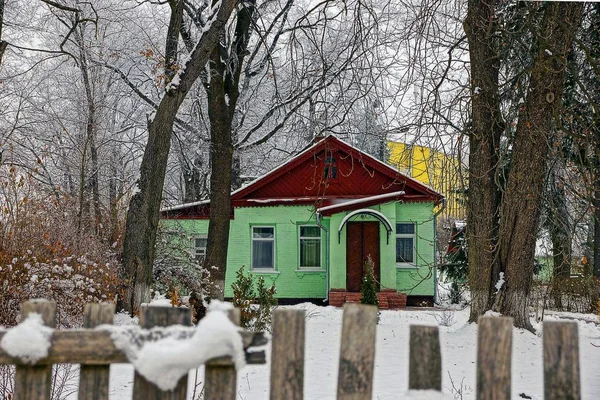 Πρόσοψη Του Ένα Πράσινο Σπίτι Έξω Από Φράχτη — Φωτογραφία Αρχείου