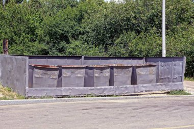 Demir gri çöp konteyneri üst üste standı