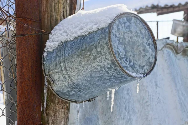 Eimer Hängt Unter Schnee Und Eiszapfen Auf Der Straße — Stockfoto