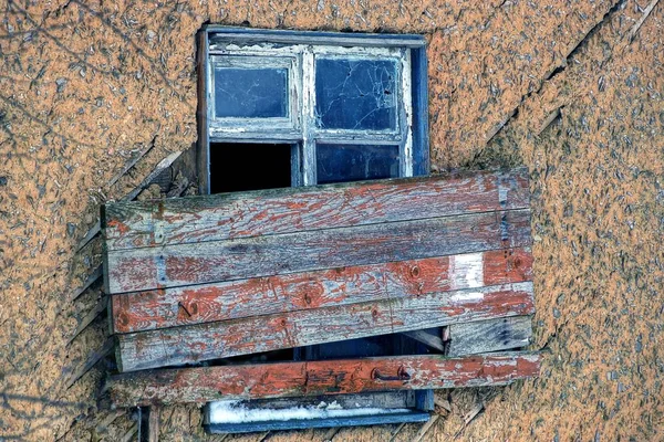 Stary Rozbite Okno Ścianie Brązowy Dom Deskami — Zdjęcie stockowe