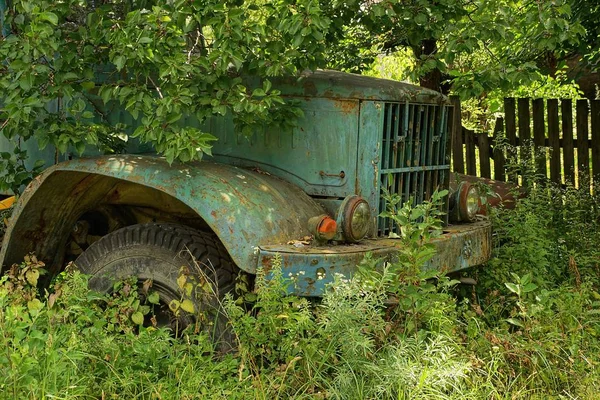Старая Ржавая Кабина Зеленого Грузовика Заросшая Травой Растительностью — стоковое фото