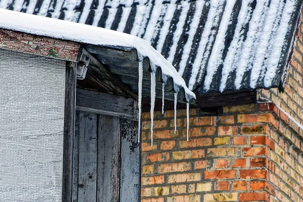 Eiszapfen Hängen Unter Dem Schnee Vom Schieferdach Des Hauses — Stockfoto