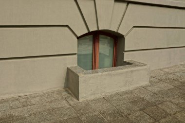 Yolun yakınındaki duvara bodrumda cam pencere