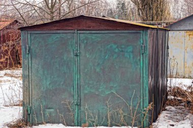 Kar içinde belgili tanımlık yarda metal yeşil garajda eski