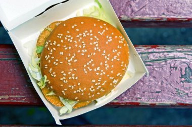 Hamburger tavuk ve marul ahşap kurullarında Ambalaj Kağıt