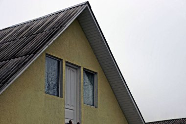 Pencere kapı ve Arduvaz çatılı bir binanın dış cephe