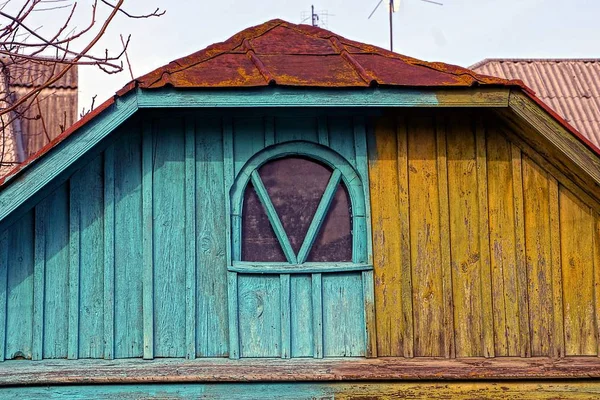 Stare Kolorowe Drewniane Poddasza Małym Okienkiem — Zdjęcie stockowe