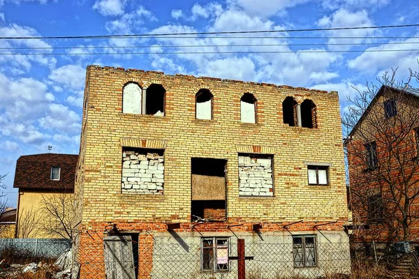 Fassade Des Zerstörten Backsteinhauses — Stockfoto