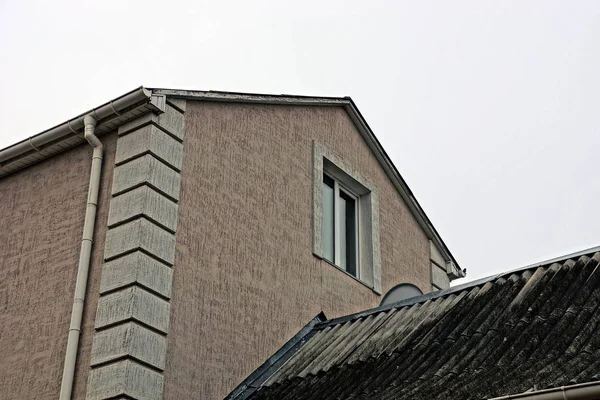 Teil Des Grauen Hauses Mit Einem Fenster Gegen Den Himmel — Stockfoto