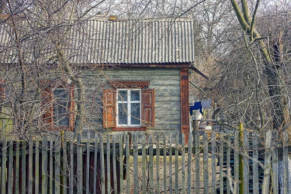 Ξύλινα Αγροτικό Σπίτι Στον Κήπο — Φωτογραφία Αρχείου