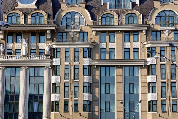 多階建ての建物のバルコニーと窓の灰褐色のファサード — ストック写真