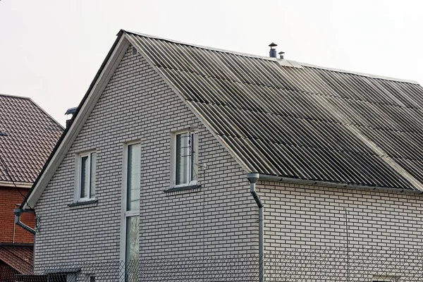 Parte Una Casa Ladrillo Gris Con Ventanas Bajo Techo Azulejos — Foto de Stock